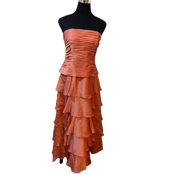 Cachet Dresses & Skirts - Cachet salmon Strapless Ruched Tiered Cocktail Dress